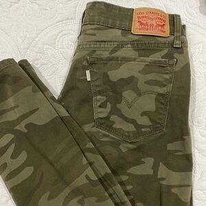 Womens Camouflage Levi ankle fit, size 29 (711Skinny) equates to a size 8.